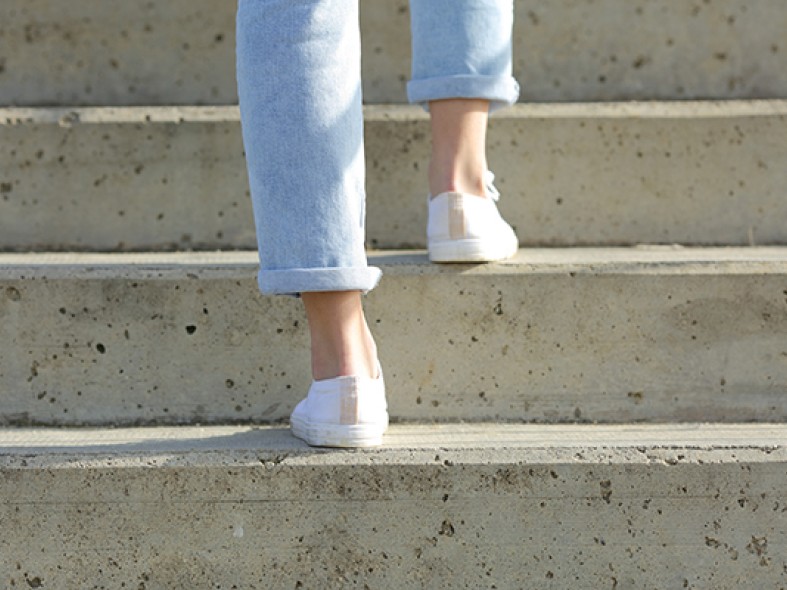 AdobeStock 320515837 treppenaufstieg low